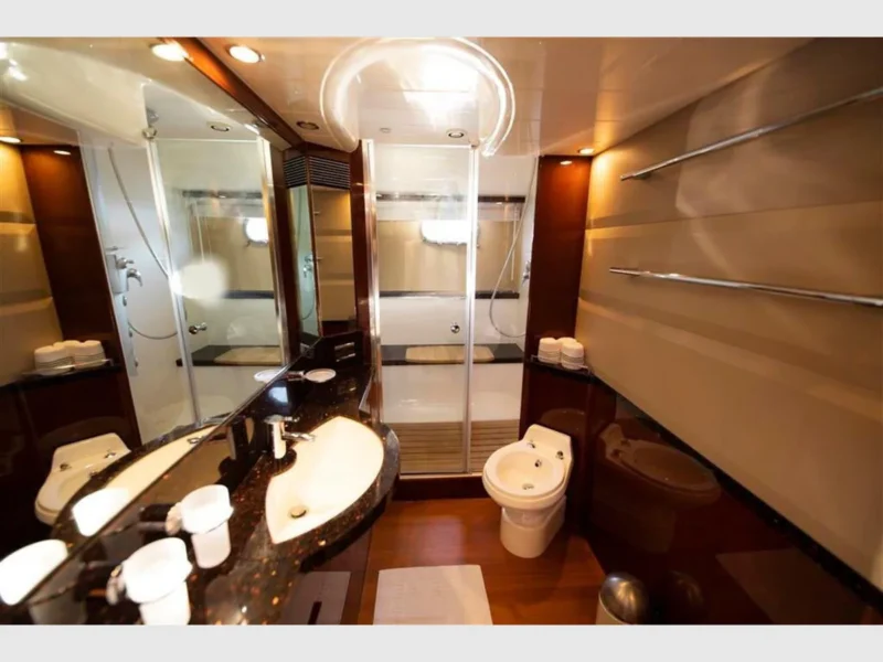 Bormus-2 Princess 21M motoryat iç mekan banyo