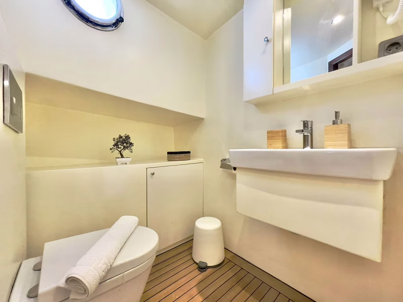 Derya Deniz gulet iç mekan baş master kabin banyo