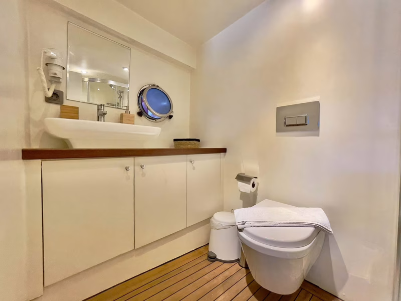 Derya Deniz gulet iç mekan kıç master kabin banyo
