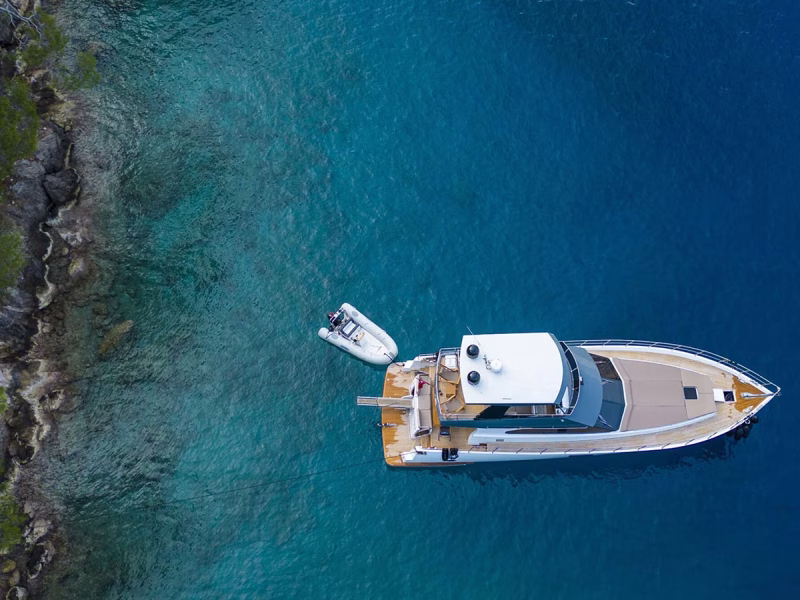Golden Blue kiralık motoryat tepeden drone çekimi