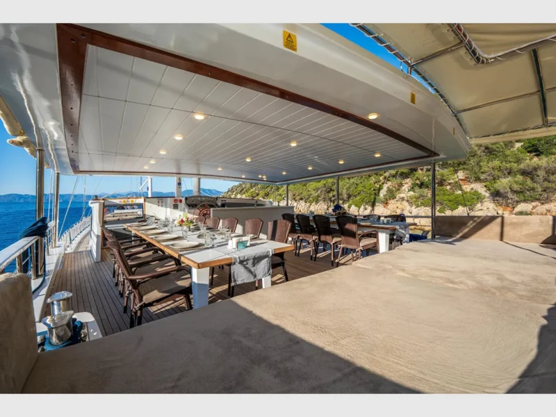 Holiday 5 gulet dış mekan kıç güverte minderli alan ve yemek masaları