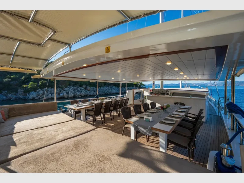 Holiday 5 gulet dış mekan kıç güverte minderli alan ve yemek masaları