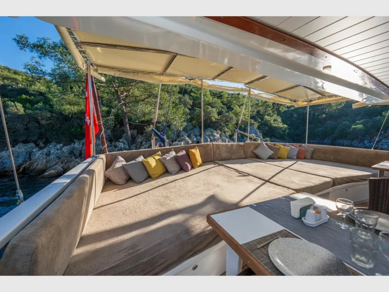 Holiday 5 gulet dış mekan kıç güverte minderli güneşlenme alanı