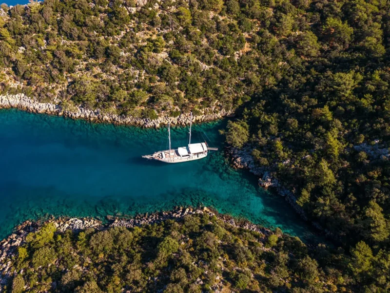 Holiday 5 gulet tepeden drone çekimi