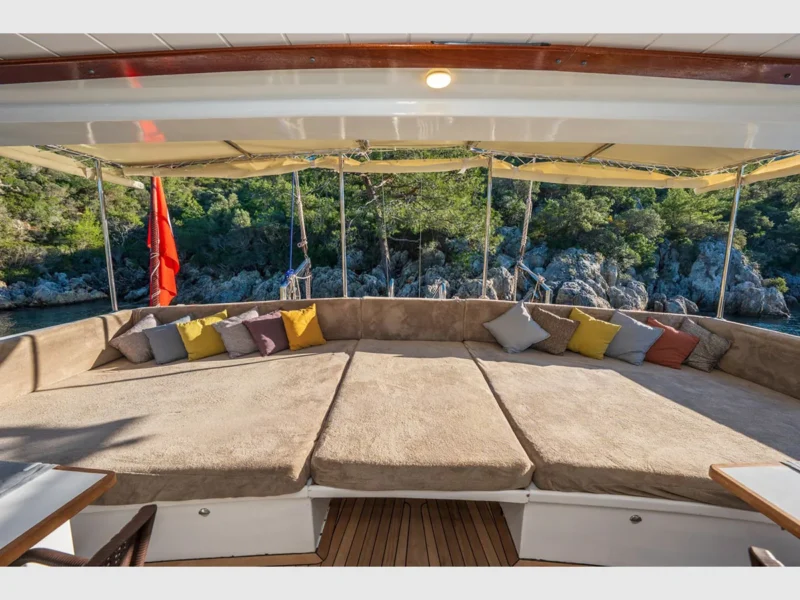 Holiday 5 gulet dış mekan kıç güverte minderli güneşlenme alanı