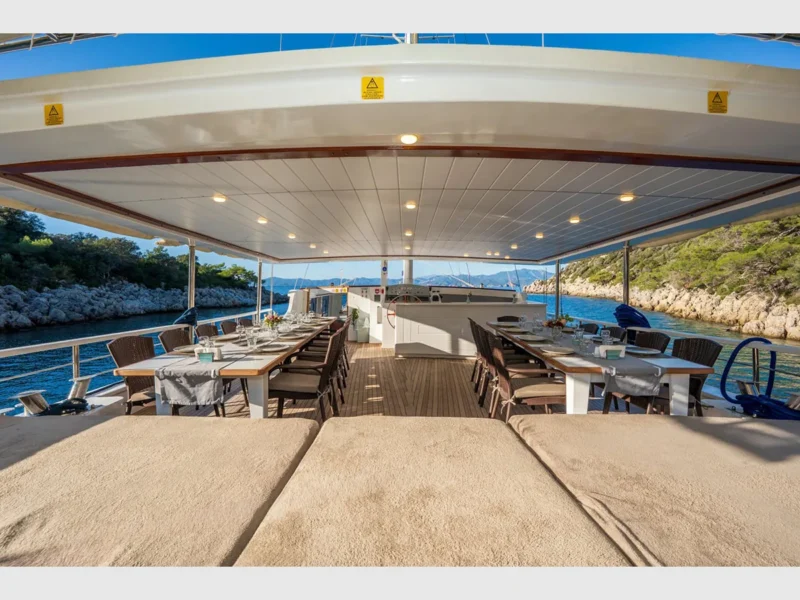 Holiday 5 gulet dış mekan kıç güverte minderli alan ve yemek masaları