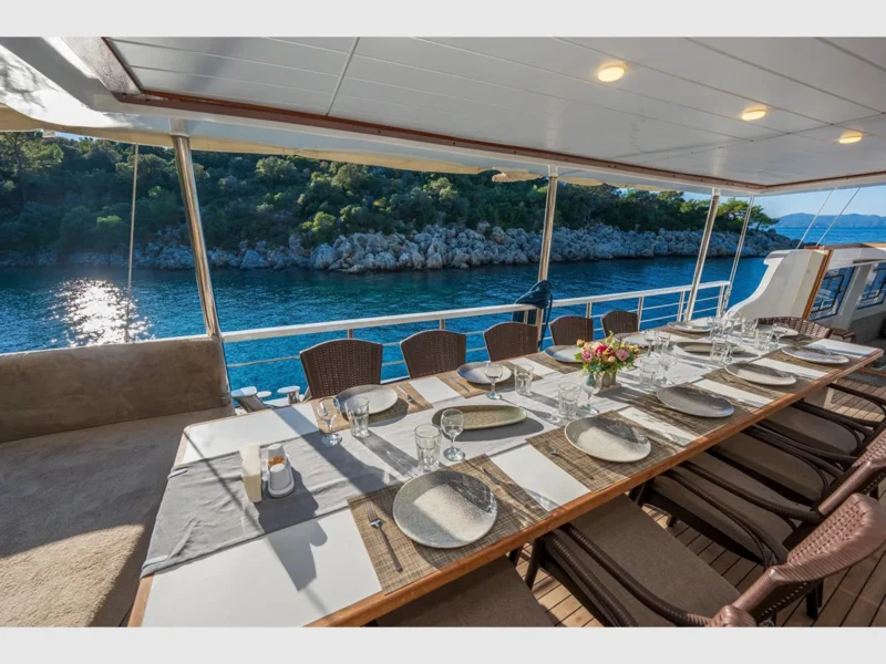 Holiday 5 gulet dış mekan kıç güverte yemek masası
