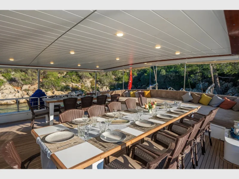 Holiday 5 gulet dış mekan kıç güverte yemek masaları
