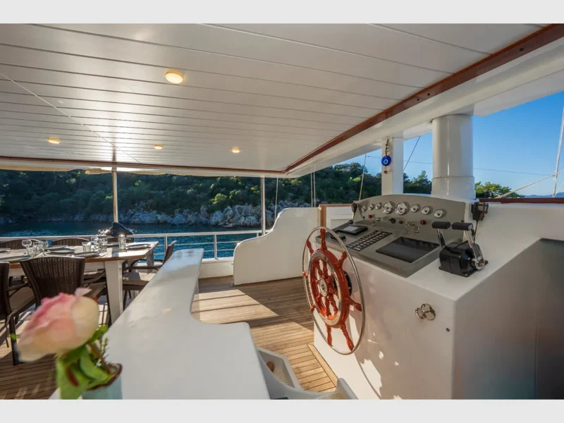 Holiday 5 gulet dış mekan kıç güverte dümen evi ve bar