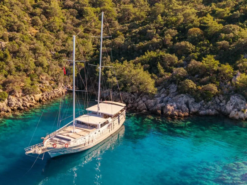 Holiday 5 gulet kıçtan kara drone çekimi