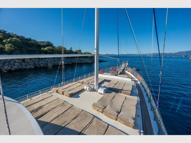 Holiday 5 gulet dış mekan ön güverte güneşlenme minderleri
