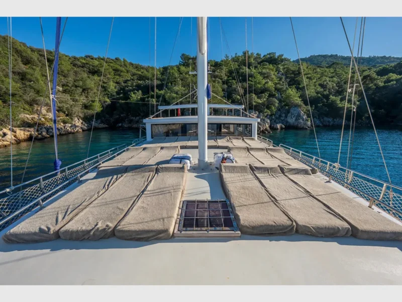 Holiday 5 gulet dış mekan ön güverte güneşlenme minderleri