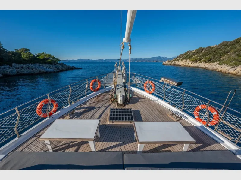 Holiday 5 gulet dış mekan ön güverte oturma alanı ve masalar
