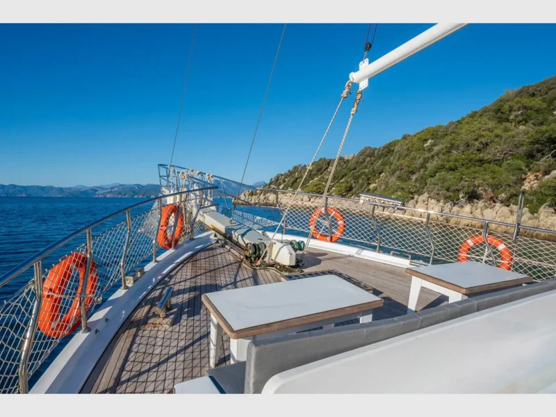 Holiday 5 gulet dış mekan ön güverte oturma alanı ve masalar