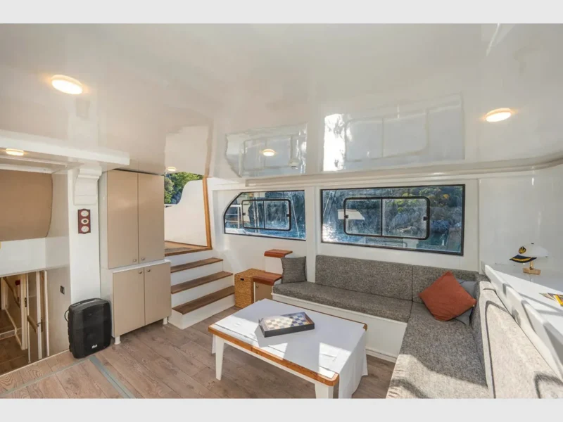 Holiday 5 gulet iç mekan salon oturma grubu ve güvertelere merdivenler