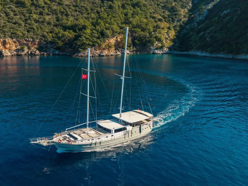 Holiday 5 gulet seyir halinde drone çekimi
