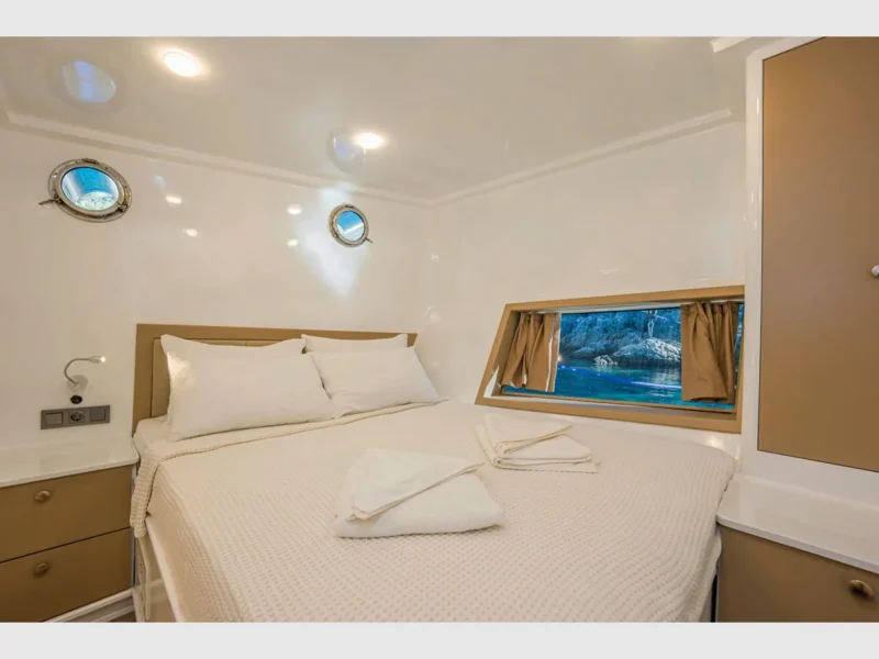 Holiday 5 gulet iç mekan sancak tarafı kıç double kabin
