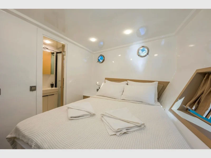 Holiday 5 gulet iç mekan sancak tarafı kıç double kabin
