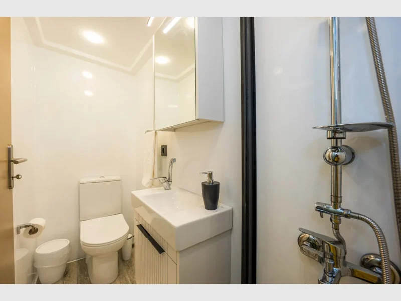 Holiday 5 gulet iç mekan sancak tarafı kıç double kabin banyo