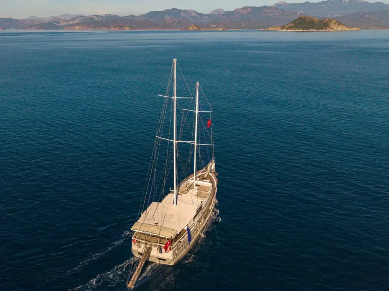Holiday 5 gulet seyir halinde drone çekimi