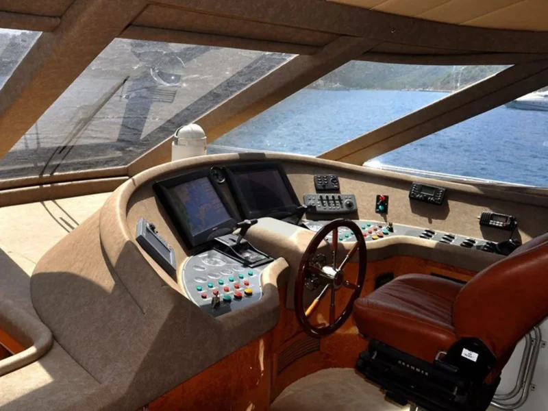 Ser-1 motoryat iç mekan dümen evi