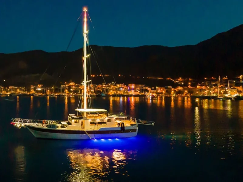 Buse by FRZ gulet Fethiye açılarında demirde akşam sualtı ışıkları