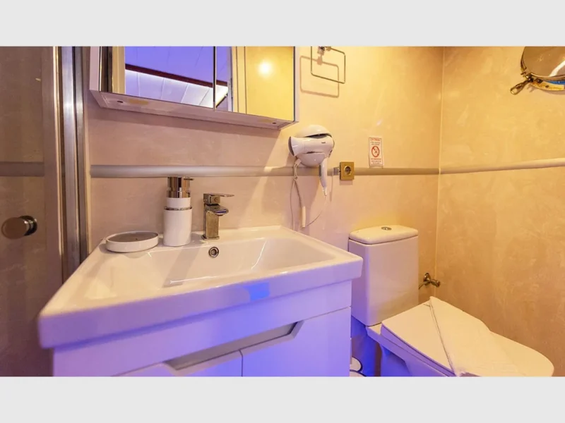 Buse by FRZ gulet iç mekan master kabin banyo