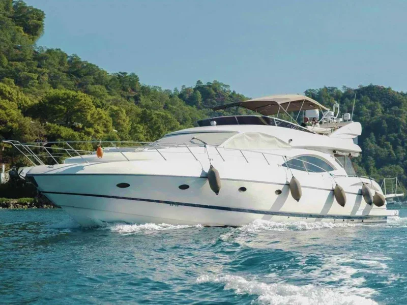 Sunseeker Manhattan 74 kiralık motoryat Radiant Göcek koylarında seyir halinde