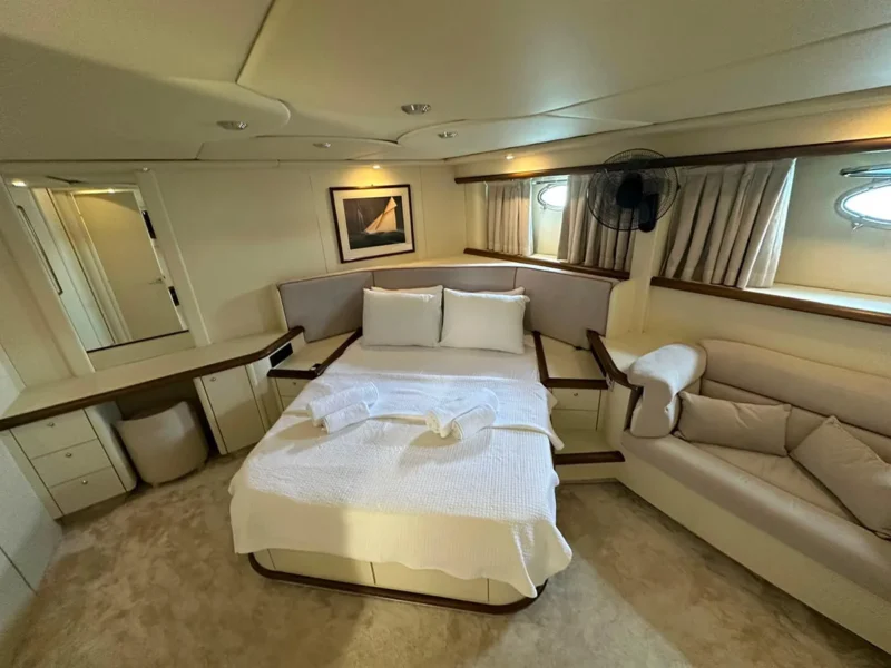 Sunseeker Manhattan 74 kiralık motoryat Radiant iç mekan master kabin