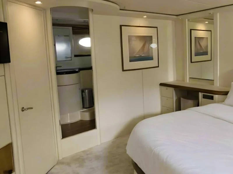 Sunseeker Manhattan 74 kiralık motoryat Radiant iç mekan master kabin makyaj masası ve banyo girişi