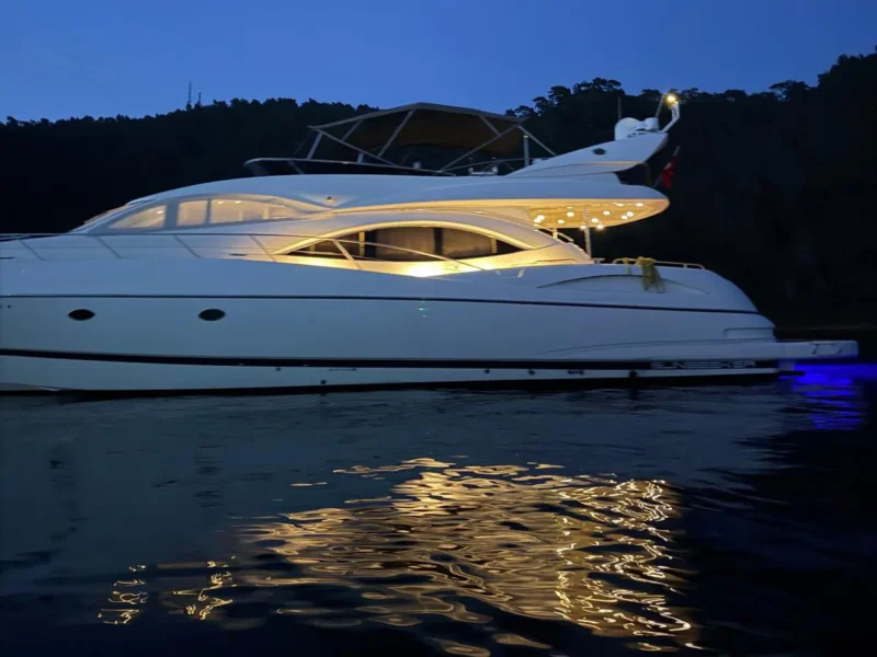 Sunseeker Manhattan 74 kiralık motoryat Radiant iskele tarafından görüntü, akşam aydınlatmaları açık