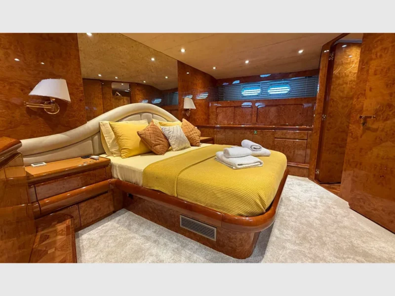 Admiral 115 Poseidon kiralık motoryat iç mekan VIP kabin geniş açı