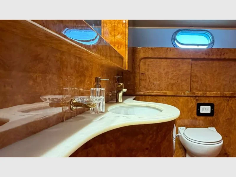 Admiral 115 Poseidon kiralık motoryat iç mekan VIP kabin banyo