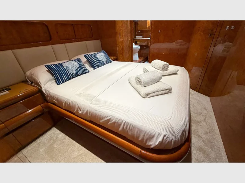 Admiral 115 Poseidon kiralık motoryat iç mekan double kabin