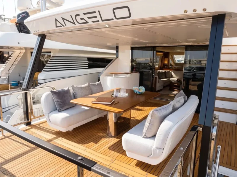 Angelo Azimut Grande 26 İtalya kiralık lüks yat dış mekan kıç güverte yemek masası