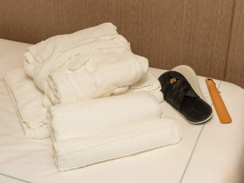 Angelo Azimut Grande 26 İtalya kiralık lüks yat iç mekan havlu, bornoz ve terlik detayları