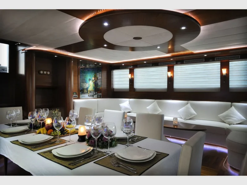 Dolce Mare gulet kiralama lüks yat, iç mekan salon yemek masası yakın çekim