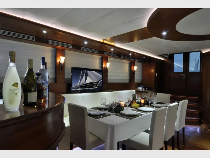 Dolce Mare gulet kiralama lüks yat, iç mekan salon yemek masası geniş açı