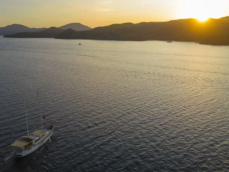 Flores gulet kiralık yat Fethiye Göcek gün batımında