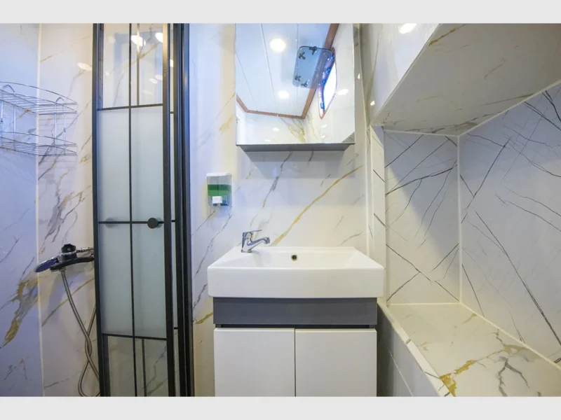 Flores gulet kiralık yat iç mekan baş VIP kabin banyo