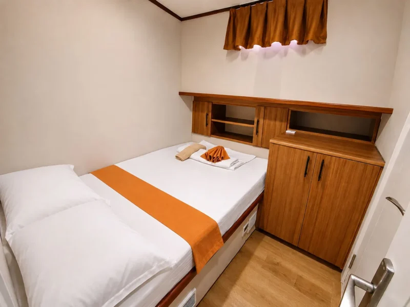 Flores gulet kiralık yat iç mekan double kabin