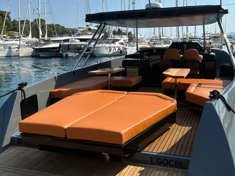Göcek tekne turu saatlik günlük kiralama sürat teknesi BB, kıç güverte güneşlenme minderleri ve lounge alanı