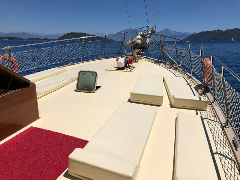 günübirlik gulet Göcek özel tekne turu, dış mekan ön güverte güneşlenme minderleri