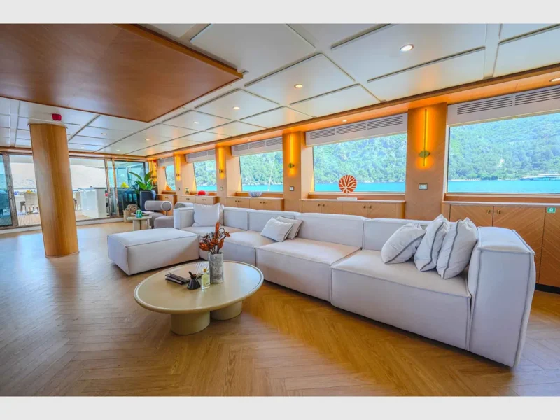 King of The Sea gulet kiralık yat iç mekan salon oturma grubu