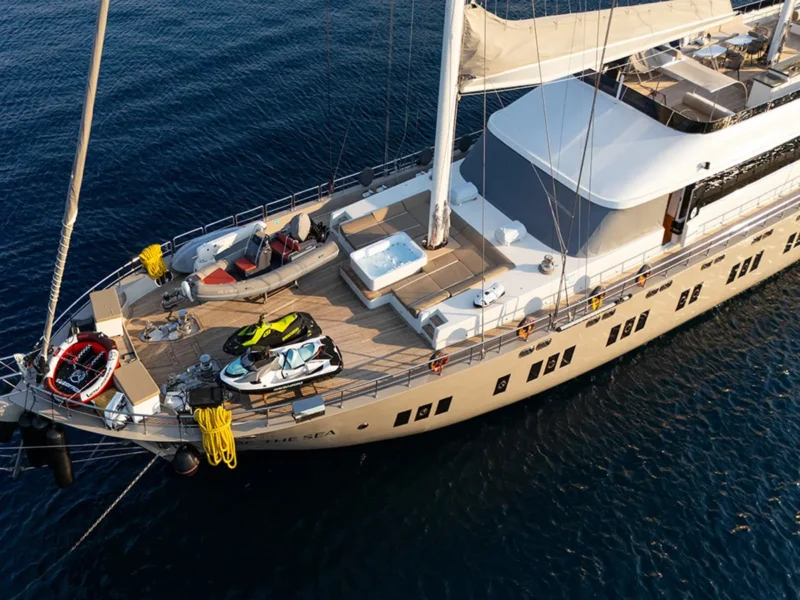 King of The Sea gulet kiralık yat dış mekan ön güverte drone çekimi