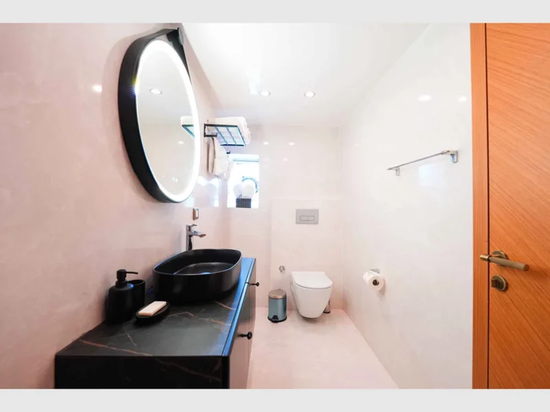King of The Sea gulet kiralık yat iç mekan triple kabin banyo