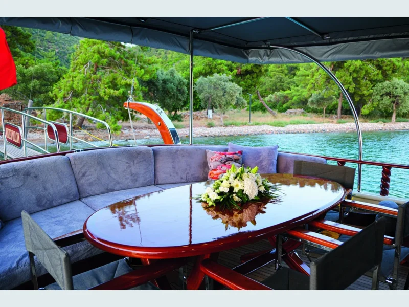 Kuzey Y gulet Bodrum yat kiralama, dış mekan yemek masası ve lounge alanı
