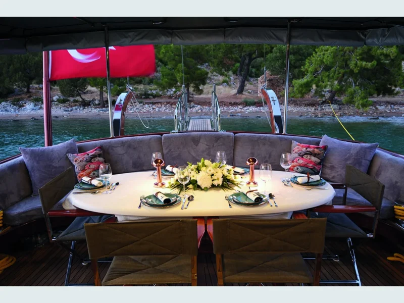 Kuzey Y gulet Bodrum yat kiralama, dış mekan yemek masası ve lounge alanı