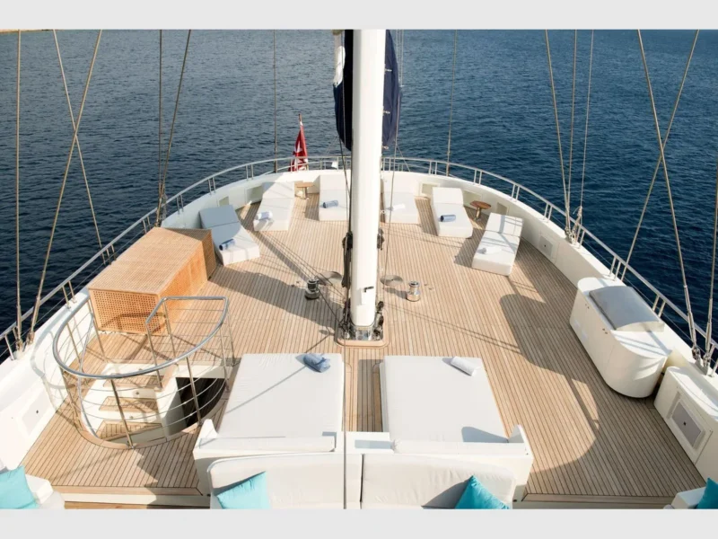 Meira motorsailer yat, üst güverte güneşlenme alanı