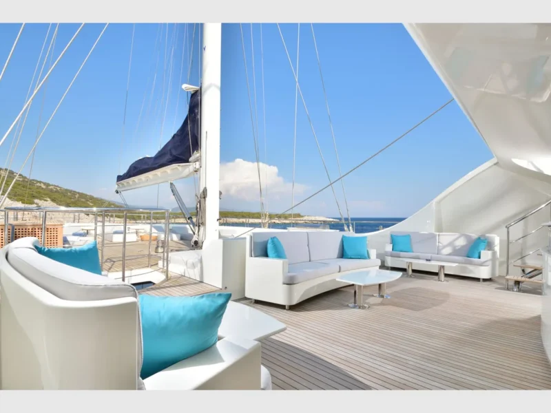 Meira motorsailer yat, dış mekan üst güverte lounge alanı